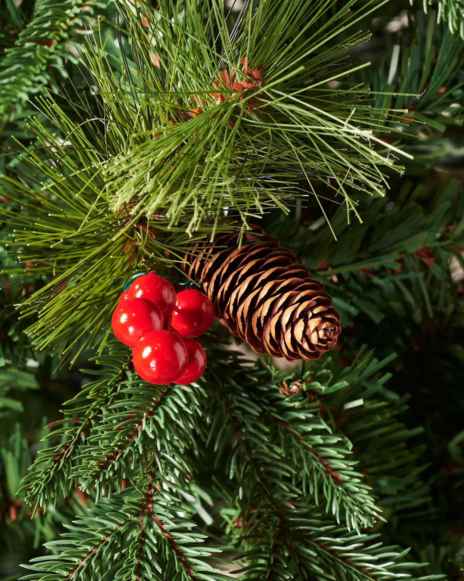 WeRChristmas Premium Christmas Trees | Unlit Christmas Trees^Decorated Mixed Tip Berries & Pinecones Christmas Tree, 7 Ft