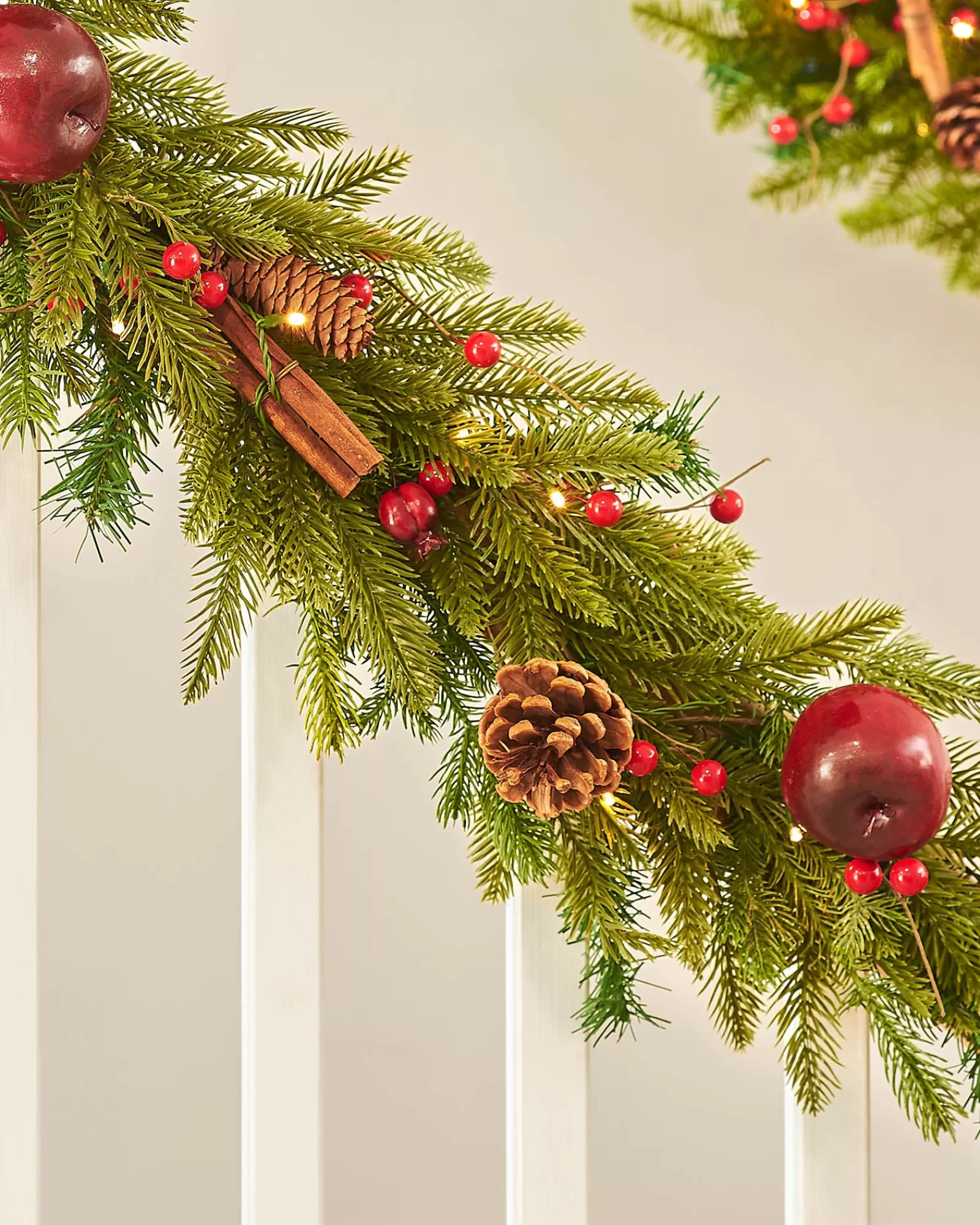 WeRChristmas Decorated Garlands | Pre Lit Garlands^Pre-Lit Decorated Garland, Apples & Cinnamon Sticks, 9 Ft