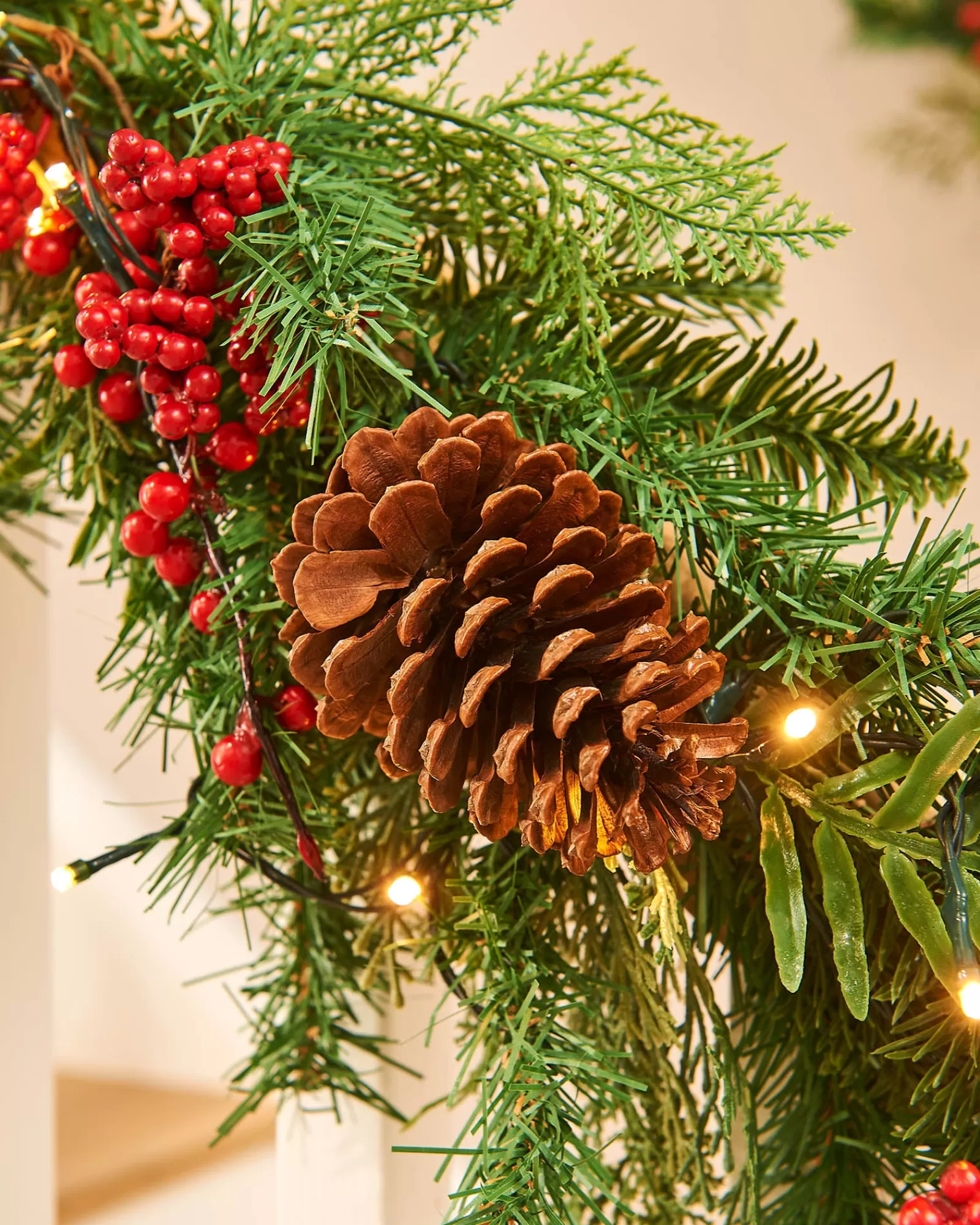 WeRChristmas Decorated Garlands | Pre Lit Garlands^Pre-Lit Decorated Garland, Pinecones & Berries, 9 Ft