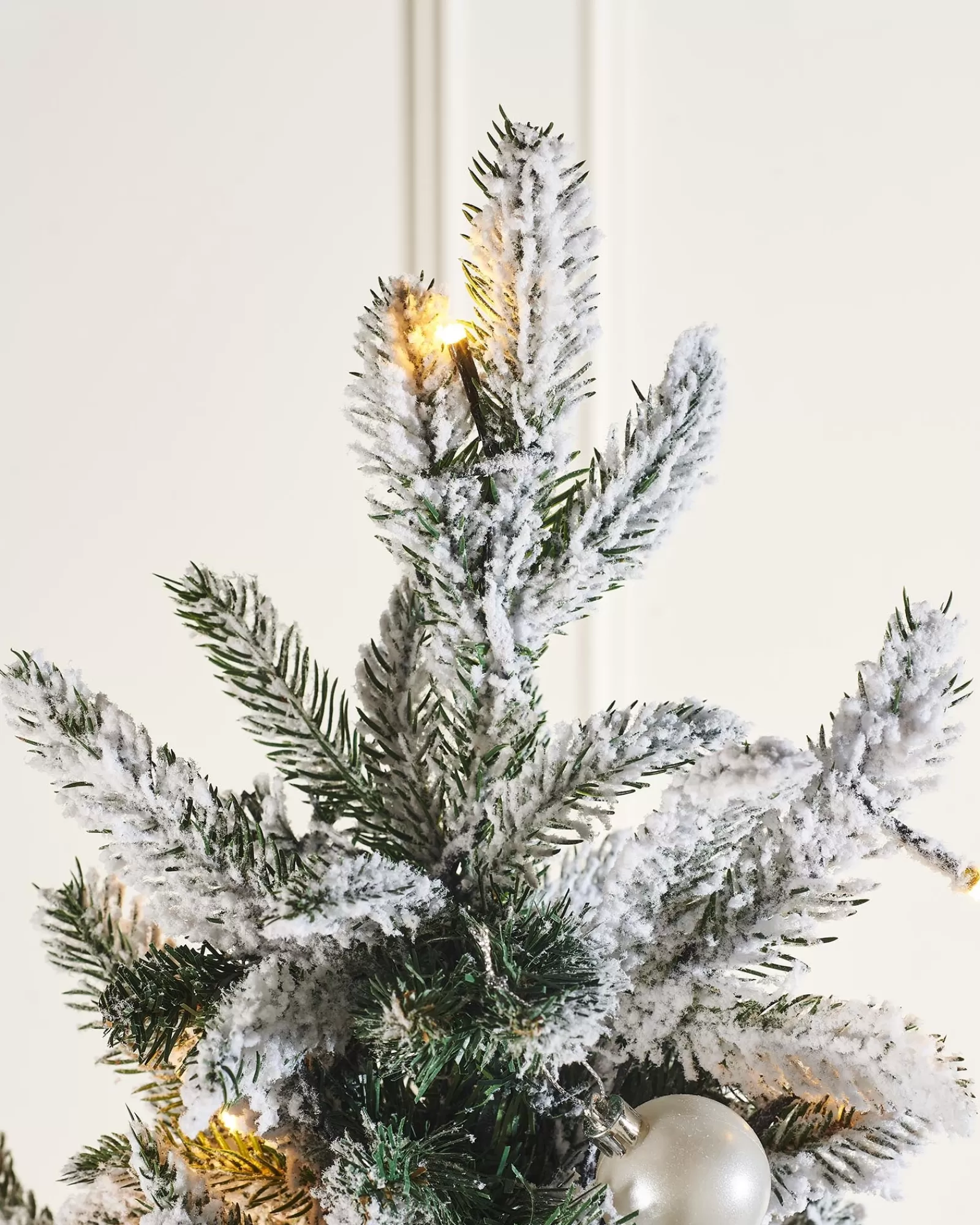 WeRChristmas Budget Christmas Trees | Snow Flocked Christmas Trees^Pre-Lit Decorated Snow Flocked Pop-Up Christmas Tree, 6 Ft