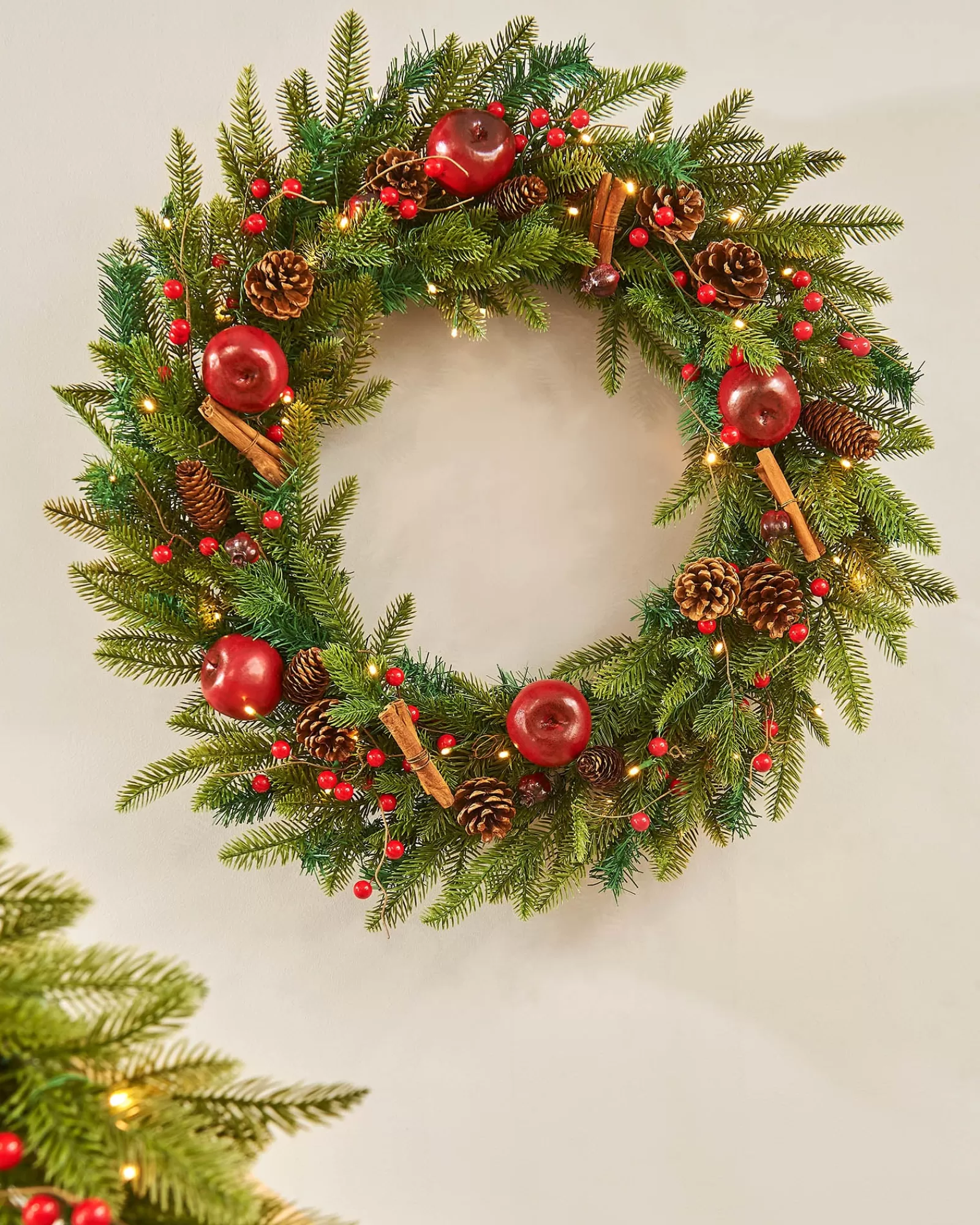WeRChristmas Decorated Wreaths | Pre Lit Wreaths^Pre-Lit Decorated Wreath, Apples & Cinnamon Sticks, 76 Cm