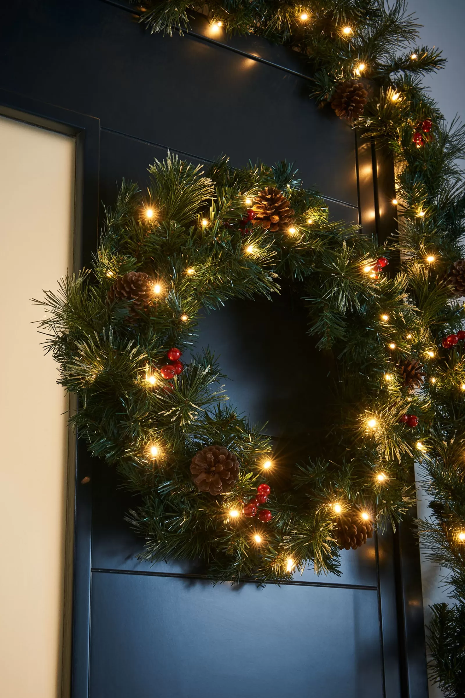 WeRChristmas Tree Silhouettes | Decorated Wreaths^Pre-Lit Decorative Christmas Trees, Wreath & Garland Bundle