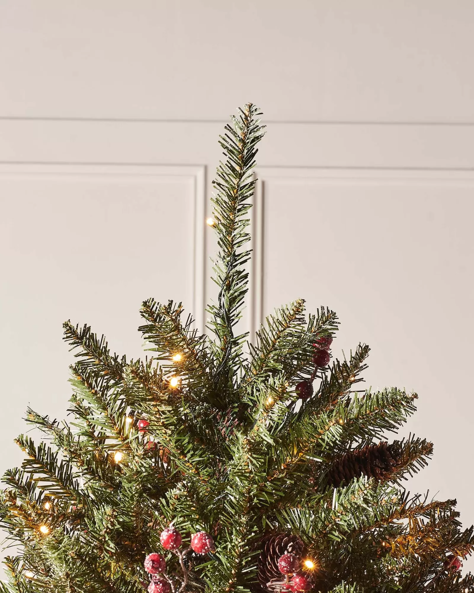 WeRChristmas Snow Flocked Christmas Trees | Pre Lit Christmas Trees^Pre-Lit Full Bodied Decorated Snow Flocked Christmas Tree, 6 Ft