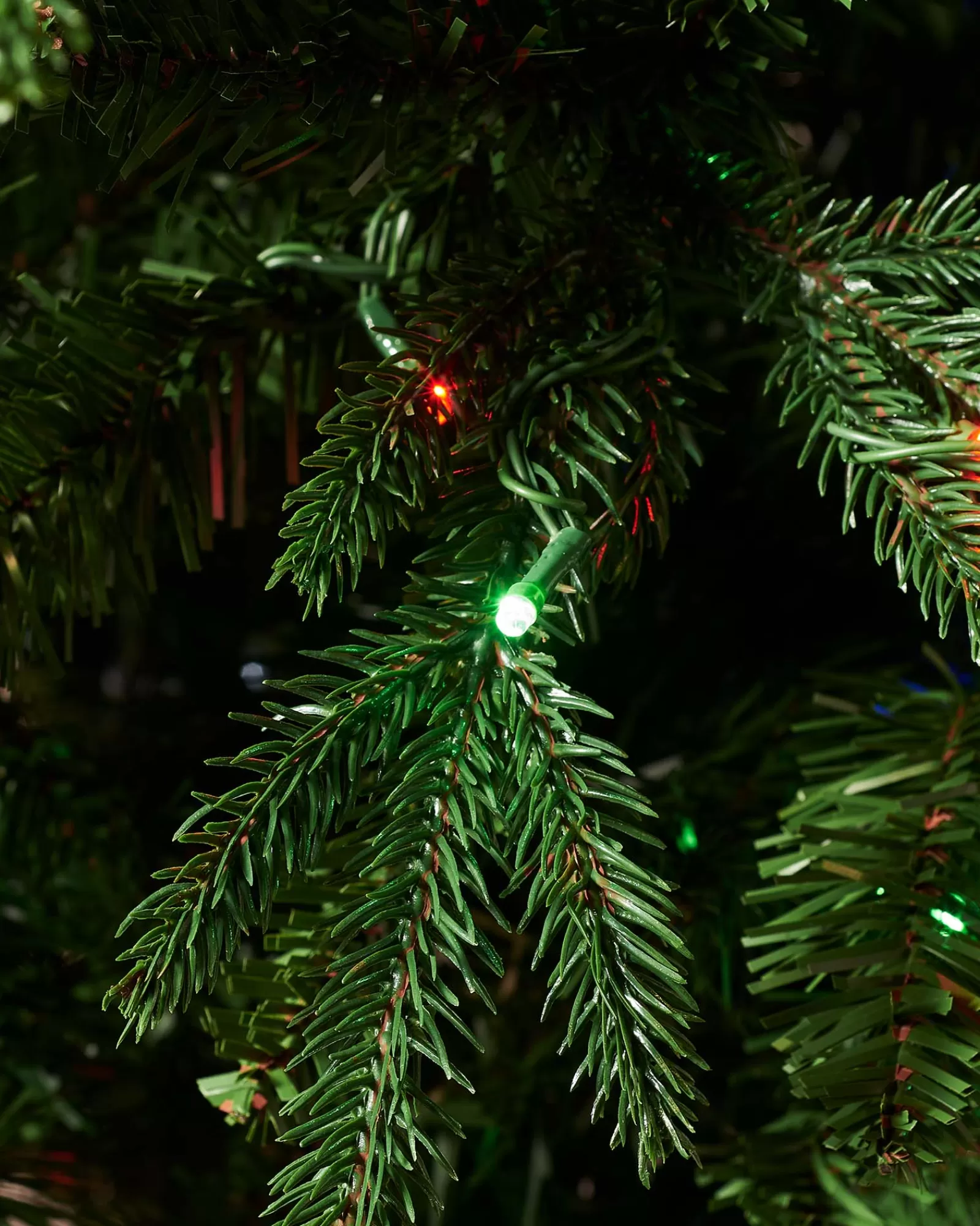 WeRChristmas Premium Christmas Trees | Pre Lit Christmas Trees^Pre-lit Grand Alaskan Fir Christmas Tree, Dual Multi Colour, 6 Ft