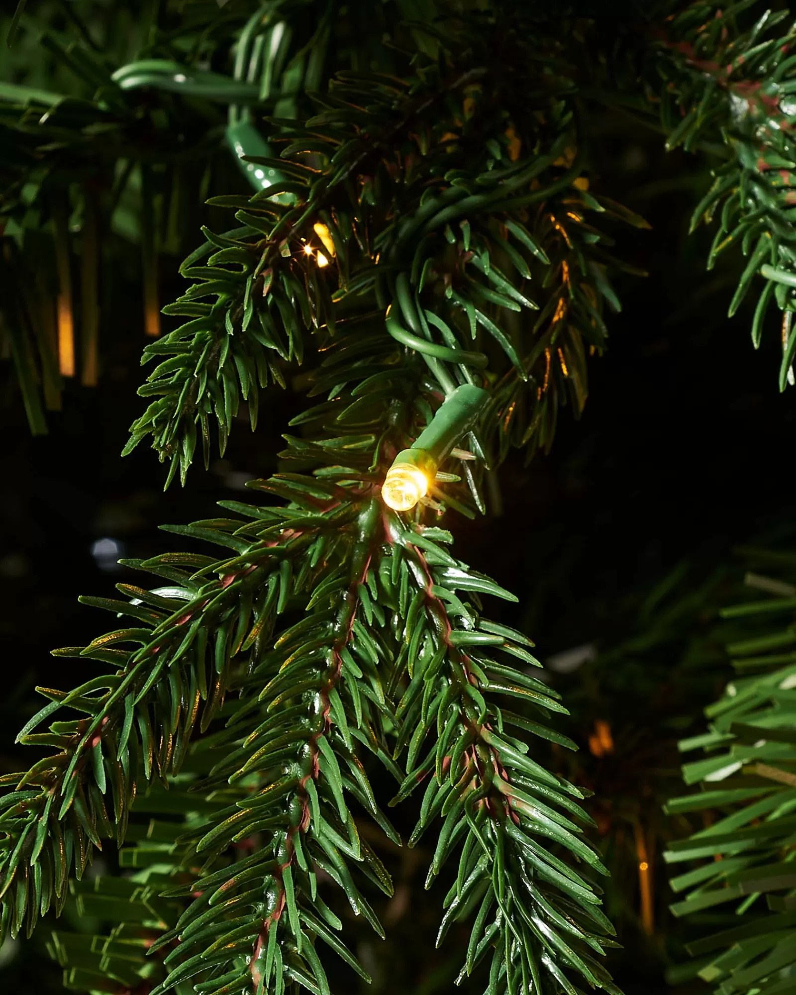 WeRChristmas Premium Christmas Trees | Pre Lit Christmas Trees^Pre-lit Grand Alaskan Fir Christmas Tree, Dual Warm White, 6 Ft