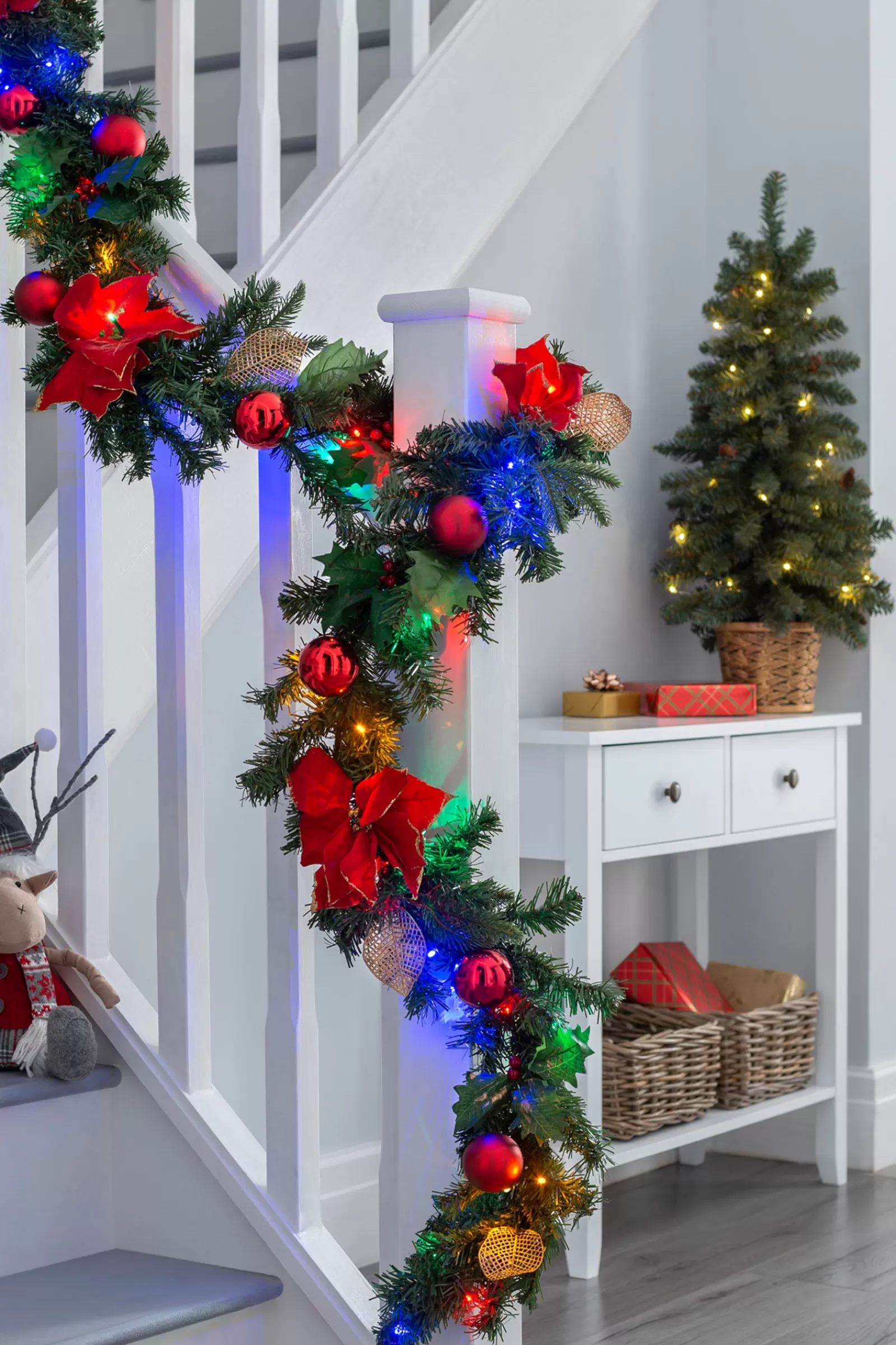 WeRChristmas Decorated Garlands | Pre Lit Garlands^Pre-Lit Multi-Coloured Decorated Garland, Red/Gold, 9 Ft