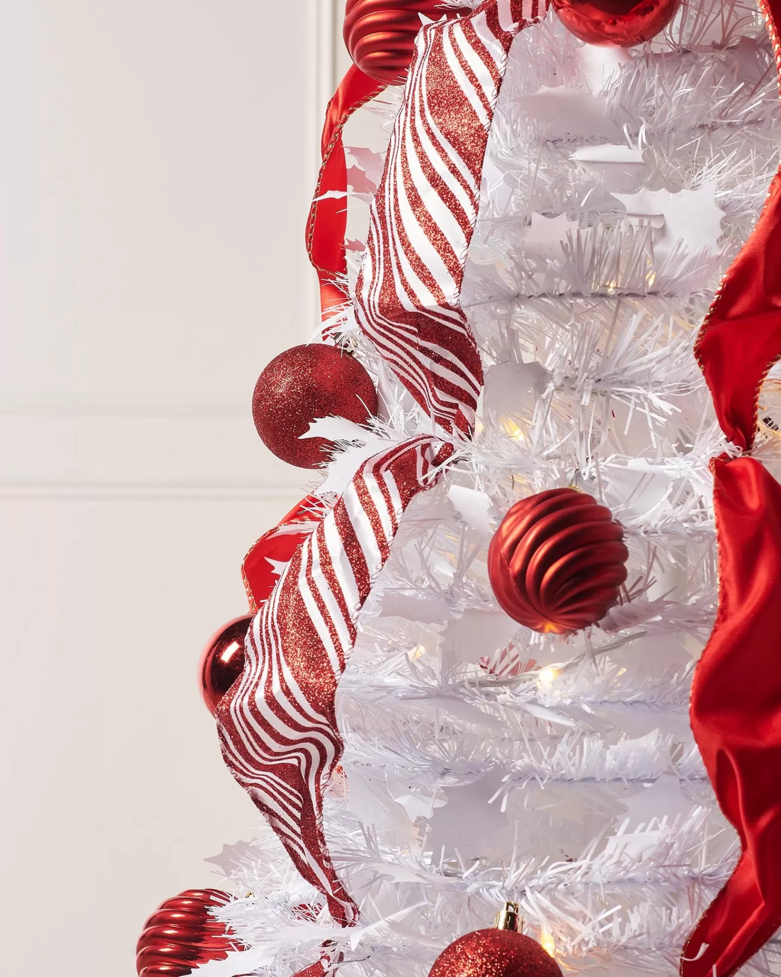 WeRChristmas Budget Christmas Trees | Pre Lit Christmas Trees^Pre-Lit Pop-Up Decorated Christmas Tree, Red/White, 6 Ft
