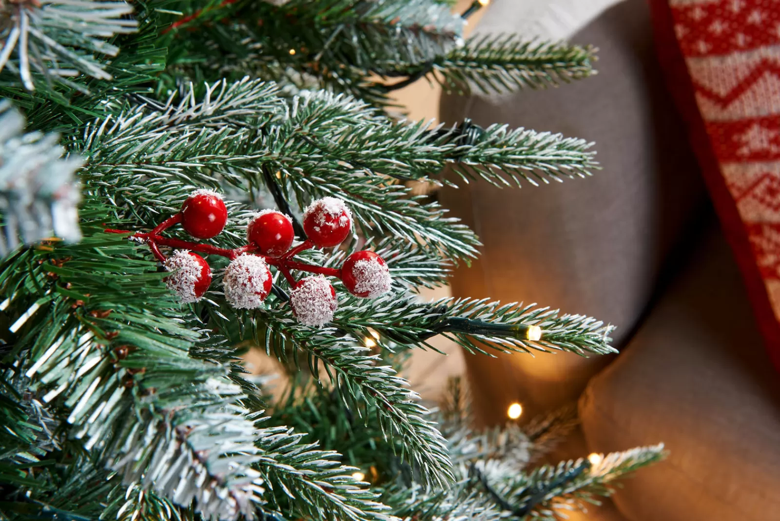 WeRChristmas Snow Flocked Christmas Trees | Pre Lit Christmas Trees^Pre-Lit Snow Flocked Norwegian Spruce Christmas Tree, 6 Ft
