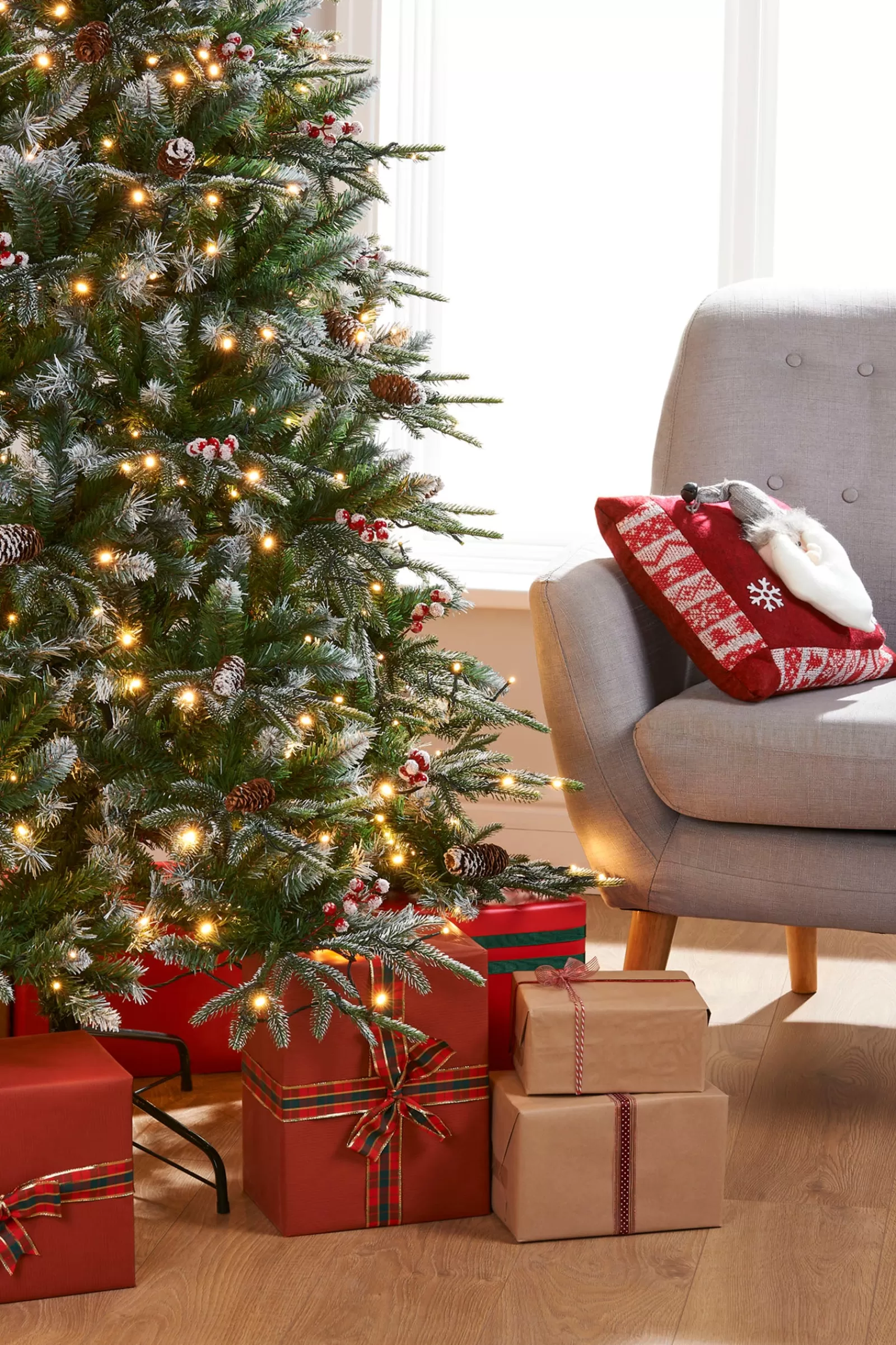 WeRChristmas Snow Flocked Christmas Trees | Pre Lit Christmas Trees^Pre-Lit Snow Flocked Norwegian Spruce Christmas Tree, 7 Ft